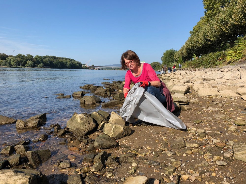Priska Hinz beim Rhine Clean up Day 201 in Wiesbaden.